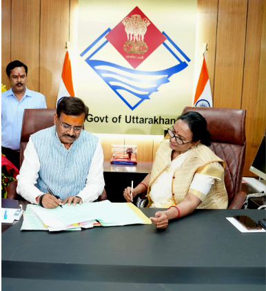 नवनियुक्त मुख्य सचिव आनन्द बर्द्धन ने आज सचिवालय स्थित मुख्य सचिव कार्यालय में पदभार ग्रहण किया