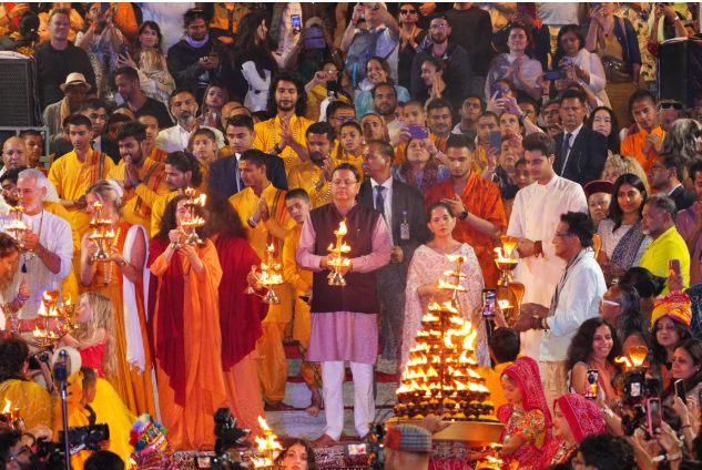 मुख्यमंत्री श्री पुष्कर सिंह धामी ने रविवार को ऋषिकेश स्थित परमार्थ निकेतन में गंगा आरती कर पूजा अर्चना की
