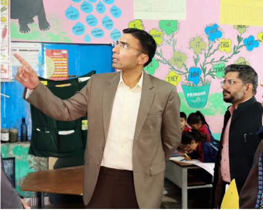 जिलाधिकारी सविन बंसल ने राजकीय प्राथमिक विद्यालय त्यूनी का निरीक्षण किया