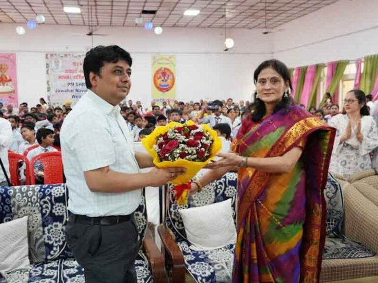 बच्चों व शिक्षकों को बधाई व शुभकामनाऐं दी तथा अभिभावकों से बच्चों पर विशेष ध्यान देने की अपील भी की जिलाधिकारी भदौरिया ने