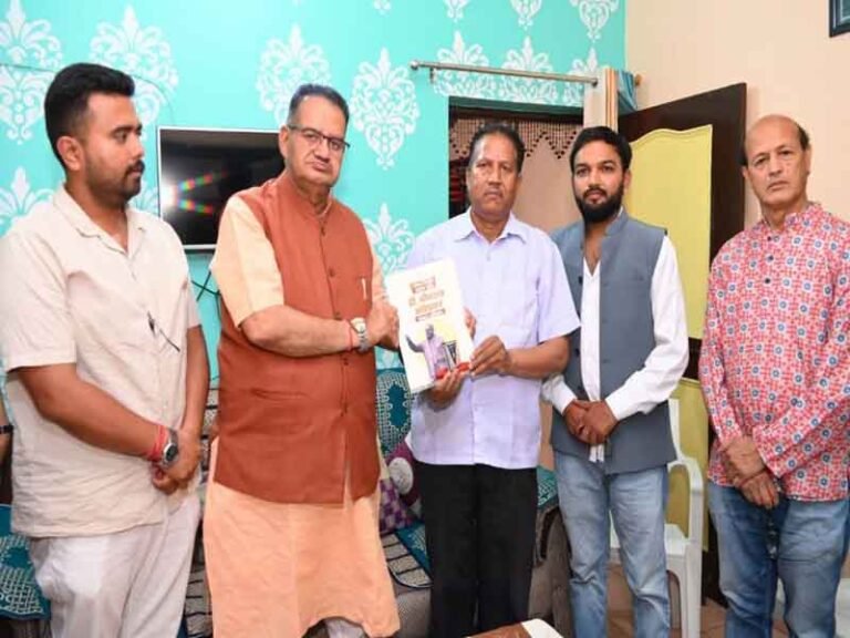 थानीगांव निवासी राजपाल सिंह को डा0 अम्बेडकर की जीवनी भेंट करते कैबिनेट मंत्री गणेश जोशी