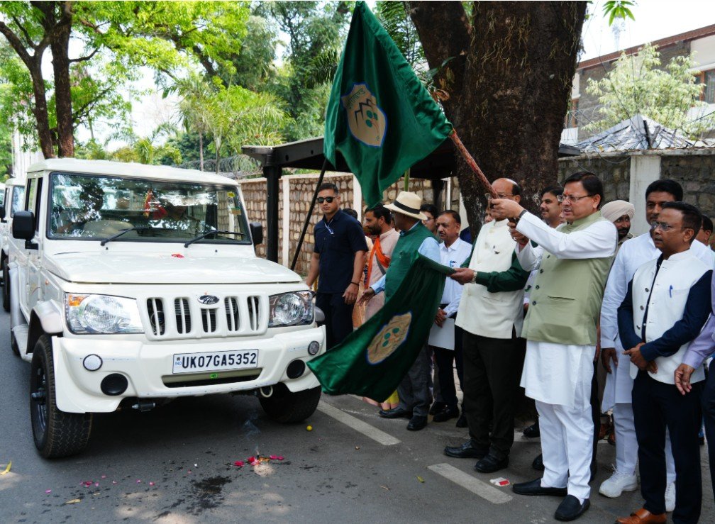 मुख्यमंत्री धामी ने वन एवं वन्य जीव सुरक्षा के लिए 23 बोलेरो कैम्पर वाहनों को हरी झंडी दिखाकर रवाना किया