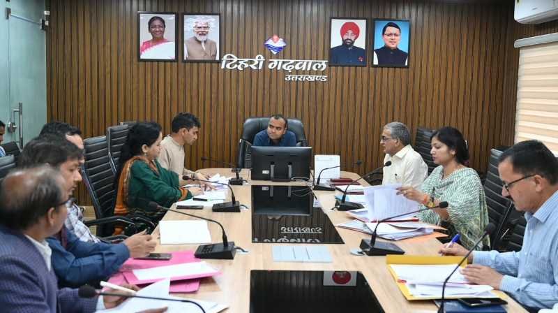 जिलाधिकारी मयूर दीक्षित की अध्यक्षता में विद्यालयी शिक्षा विभाग की 2025-26 की द्वितीय समीक्षा बैठक आहूत की गई