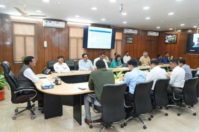 मुख्य सचिव आनन्द बर्द्धन ने प्रधानमंत्री आयुष्मान भारत स्वास्थ्य अवसंरचना मिशन (पीएम-एबीएचआईएम) और प्रधानमंत्री विश्वकर्मा योजना की समीक्षा की