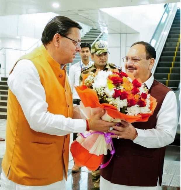 केंद्रीय स्वास्थ्य और परिवार कल्याण मंत्री जगत प्रकाश नड्डा के देवभूमि उत्तराखंड आगमन पर जॉलीग्रांट एयरपोर्ट में स्वागत किया CM धामी ने