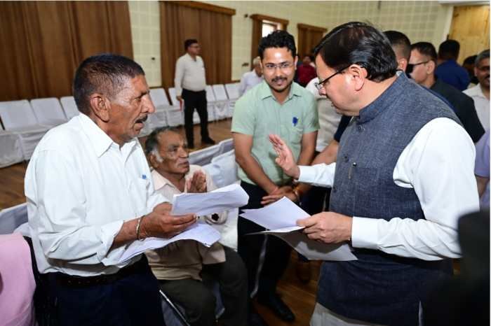 मुख्यमंत्री ने जनता दरबार मे सुनी प्रदेश भर से आये लोगो की समस्यायें। संबंधित अधिकारियों को यथा शीघ्र समाधान के दिए निर्देश