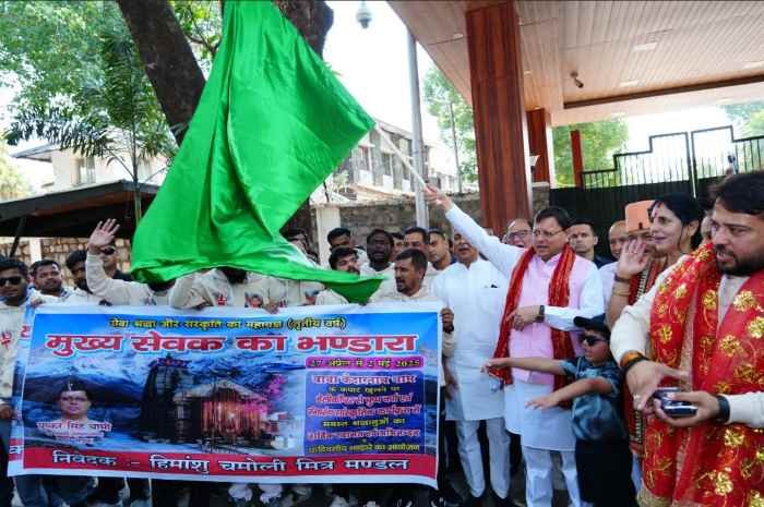 चारों धामों में ‘मुख्य सेवक भंडारा’ के लिए जाने वाले सेवादारों की टीम को हरी झंडी दिखाकर रवाना किया CM धामी ने