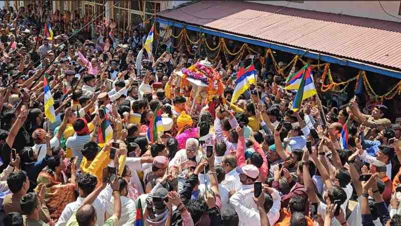 रुद्रप्रयाग: भगवान केदारनाथ की पंचमुखी डोली ने ऊखीमठ से किया भव्य प्रस्थान, 2 मई को खुलेंगे कपाट