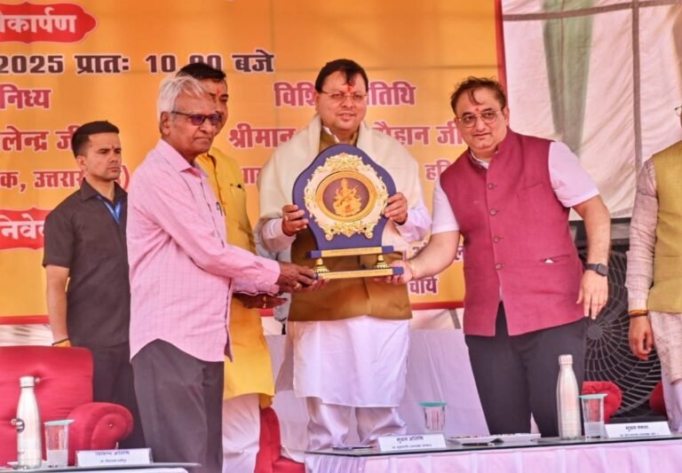 मुख्यमंत्री धामी सरस्वती विद्या मंदिर इंटर कॉलेज में आयोजित प्रतिभा सम्मान समारोह कार्यक्रम में हुए शामिल, कहा- अधुनिकता के इस दौर में अन्य स्कूलों के साथ मिला रहे कंधे से कंधा…