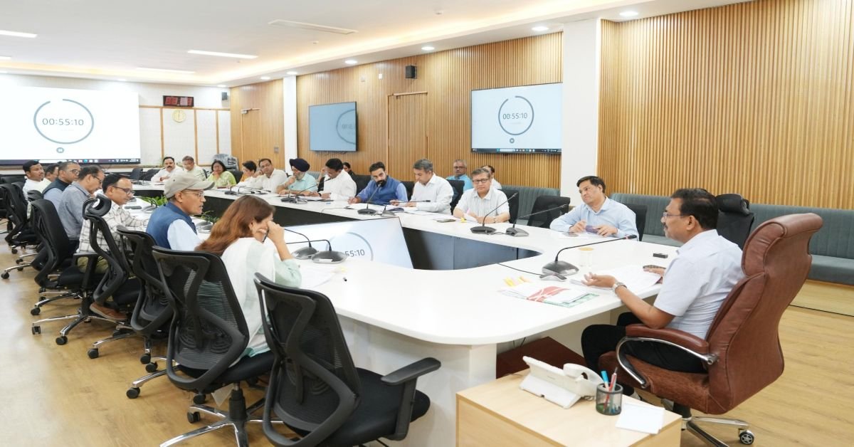 मुख्य सचिव ने अधिकारियों को दिए कड़े निर्देश, कहा- ‘लापरवाही बर्दाश्त नहीं’, मुख्यमंत्री के घोषणाओं को गंभीरता से लें