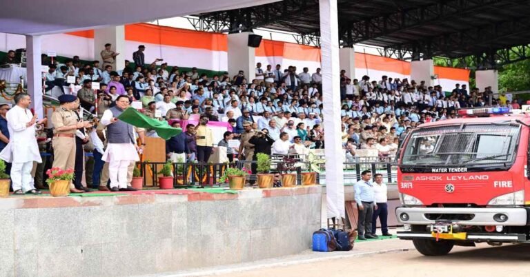 मुख्यमंत्री धामी ने डीजीएफएस डिस्क मेडल विजेता दो अग्निशमन कर्मियों को किया सम्मानित, नया फायर स्टेशन खोले जाने की घोषणा की