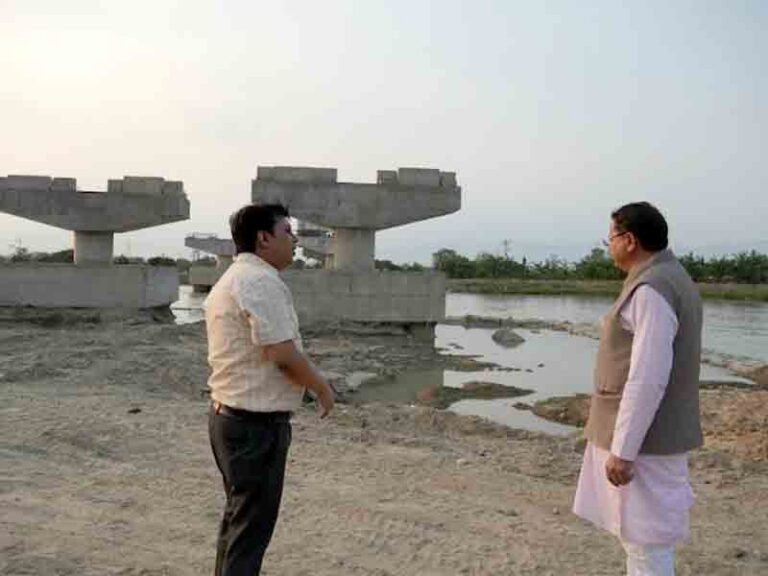 मुख्यमंत्री ने किया भारत-नेपाल सीमा पर निर्माणाधीन मार्ग का निरीक्षण