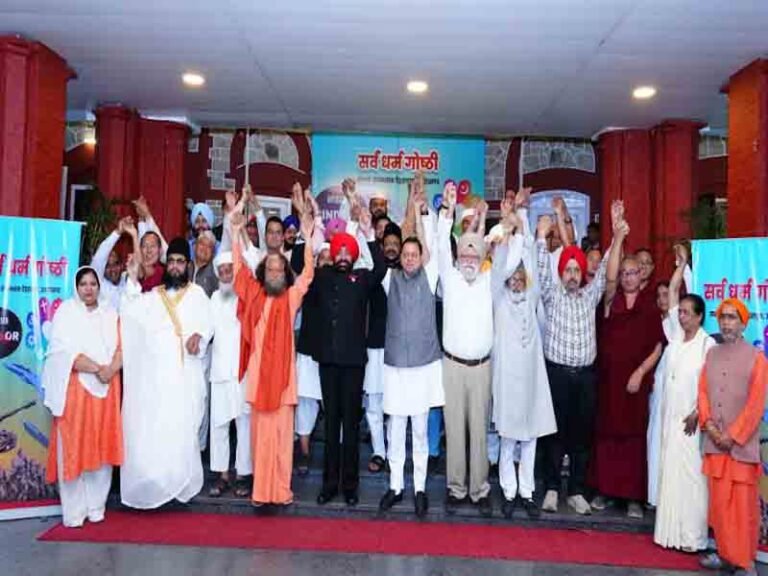 राजभवन में आयोजित  सर्वधर्म गोष्ठी में शामिल हुए मुख्यमंत्री पुष्कर सिंह धामी