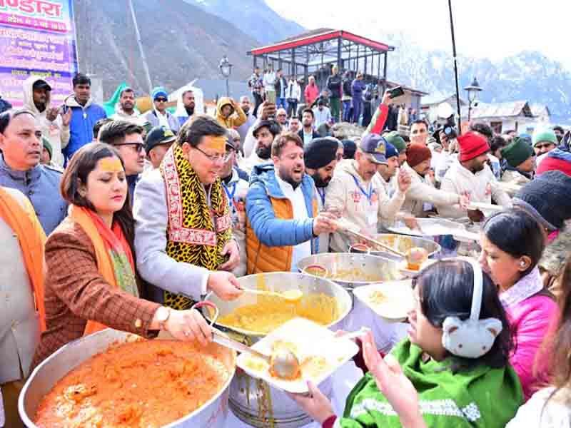 विभिन्न राज्यों से आए श्रद्धालुओं से मुख्यमंत्री ने की मुलाकात