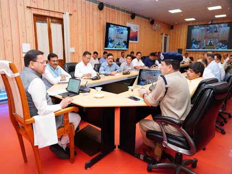 मुख्यमंत्री आवास में केंद्र द्वारा जारी दिशा निर्देशों के क्रम में राज्य स्तर पर की गई तैयारियों एवं अन्य महत्वपूर्ण बिंदुओं पर समीक्षा बैठक