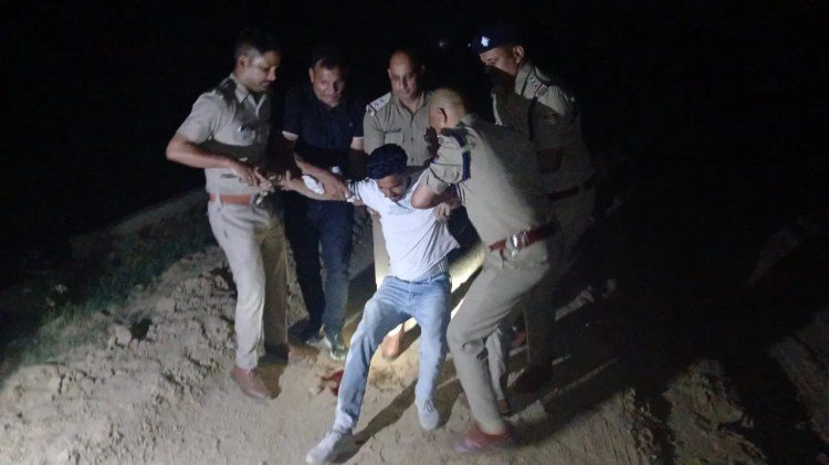 मुठभेड़ के दौरान  पैर में पुलिस की गोली लगने से हिस्ट्रीशीटर घायल, फरार साथियों की तलाश जारी