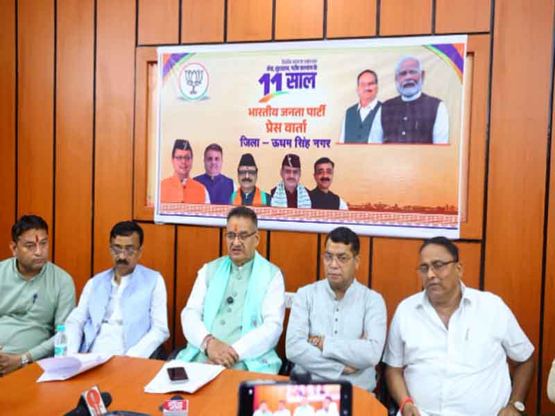 रुद्रपुर में भाजपा जिला कार्यालय में प्रेस वार्ता में मोदी सरकार के 11 वर्षों की उपलब्धियाँ की जानकारी देते कैबिनेट मंत्री गणेश जोशी रुद्रपुर में भाजपा जिला कार्यालय में प्रेस वार्ता में मोदी सरकार के 11 वर्षों की उपलब्धियाँ की जानकारी देते कैबिनेट मंत्री गणेश जोशी