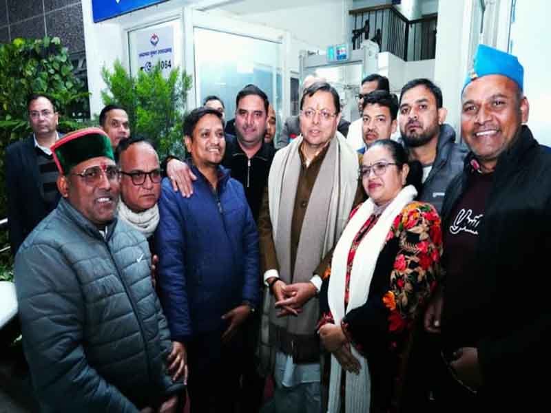 उपनल कर्मचारियों ने मुख्यमंत्री पुष्कर सिंह धामी से भेंट कर ‘समान कार्य-समान वेतन’ पर कैबिनेट के ऐतिहासिक निर्णय के लिए व्यक्त किया आभार