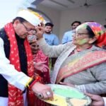 मुख्यमंत्री पुष्कर सिंह धामी के निजी आवास, नगला तराई (खटीमा) में होली पर्व पारंपरिक हर्षाेल्लास एवं सांस्कृतिक गरिमा के साथ मनाया गया