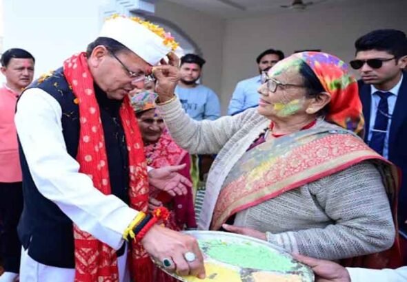 मुख्यमंत्री पुष्कर सिंह धामी के निजी आवास, नगला तराई (खटीमा) में होली पर्व पारंपरिक हर्षाेल्लास एवं सांस्कृतिक गरिमा के साथ मनाया गया