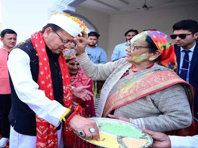 मुख्यमंत्री पुष्कर सिंह धामी के निजी आवास, नगला तराई (खटीमा) में होली पर्व पारंपरिक हर्षाेल्लास एवं सांस्कृतिक गरिमा के साथ मनाया गया