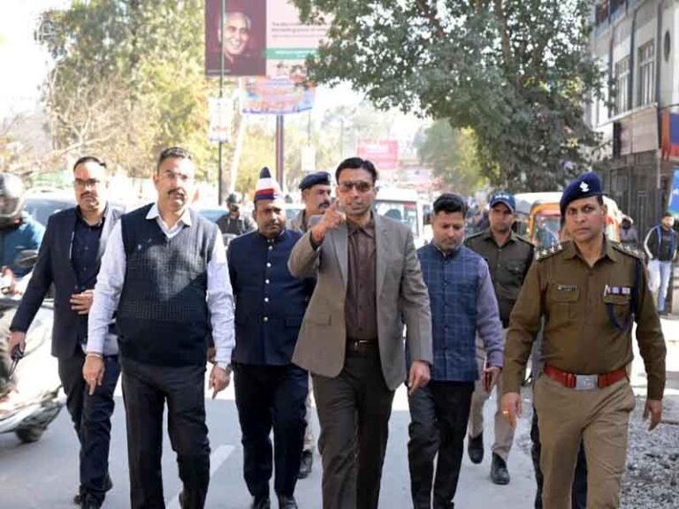 जिला प्रशासन की चेतावनी; शाम तक रोड रिस्टोर न होने पर सम्बन्धितों पर मुकदमा होगा दर्ज