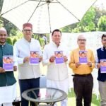 मुख्यमंत्री ने किया ‘‘उत्तराखण्ड़ की मिट्टी से-नायक से जन नायक पुष्कर सिंह धामी’’ पंचाग टेबल कैलेंडर का विमोचन