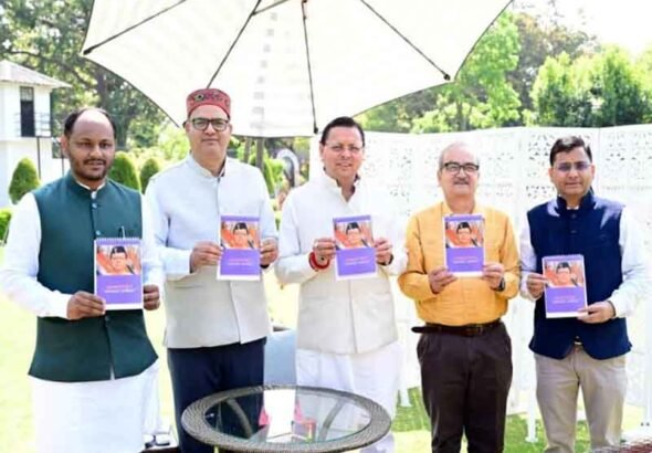 मुख्यमंत्री ने किया ‘‘उत्तराखण्ड़ की मिट्टी से-नायक से जन नायक पुष्कर सिंह धामी’’ पंचाग टेबल कैलेंडर का विमोचन