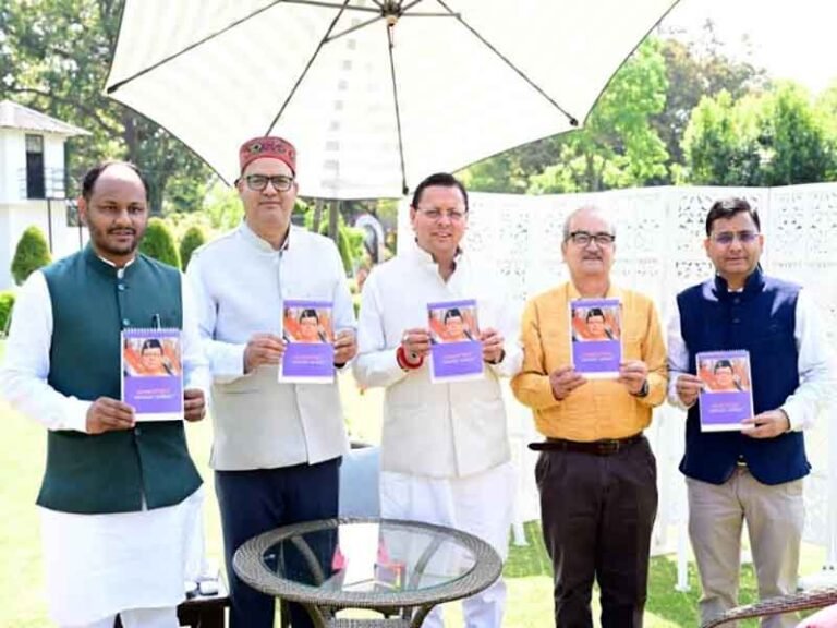 मुख्यमंत्री ने किया ‘‘उत्तराखण्ड़ की मिट्टी से-नायक से जन नायक पुष्कर सिंह धामी’’ पंचाग टेबल कैलेंडर का विमोचन