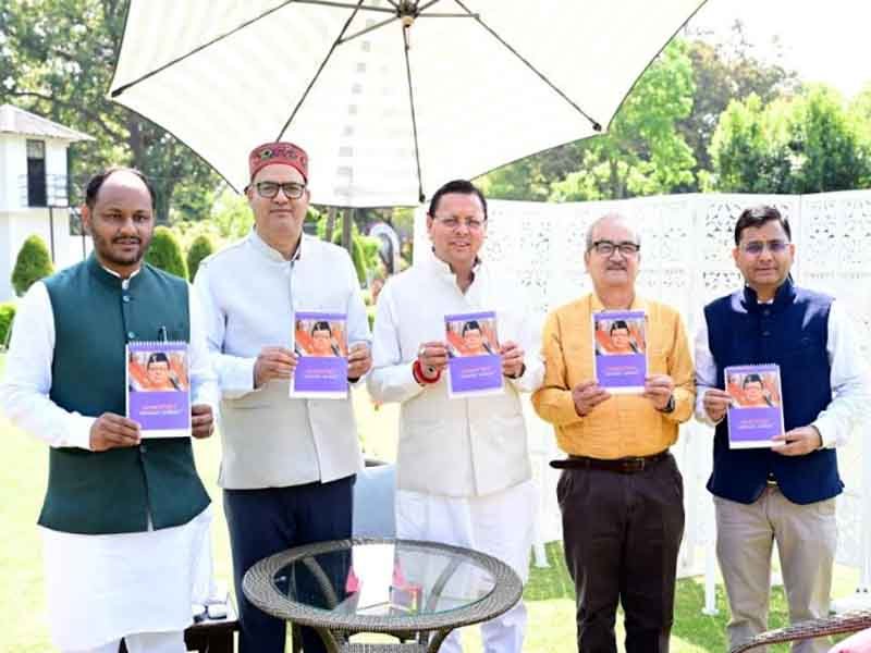 मुख्यमंत्री ने किया ‘‘उत्तराखण्ड़ की मिट्टी से-नायक से जन नायक पुष्कर सिंह धामी’’ पंचाग टेबल कैलेंडर का विमोचन