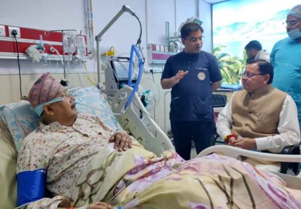 मुख्यमंत्री पुष्कर सिंह धामी ने गुरुवार को एम्स ऋषिकेश पहुंचकर कैबिनेट मंत्री सतपाल महाराज के स्वास्थ्य की जानकारी ली