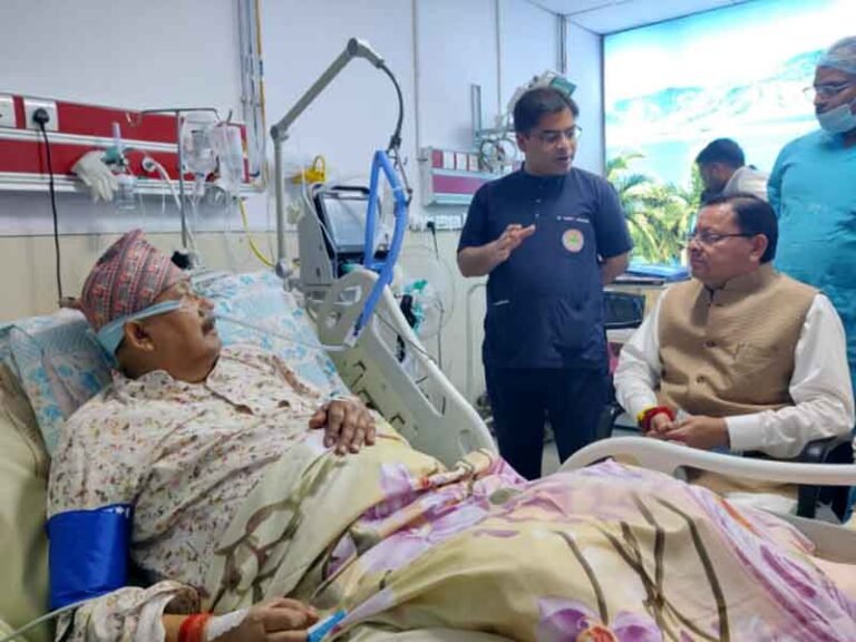 मुख्यमंत्री पुष्कर सिंह धामी ने गुरुवार को एम्स ऋषिकेश पहुंचकर कैबिनेट मंत्री सतपाल महाराज के स्वास्थ्य की जानकारी ली