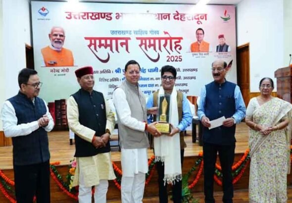 उत्तराखंड साहित्य गौरव सम्मान समारोह में पहुंचे सीएम धामी