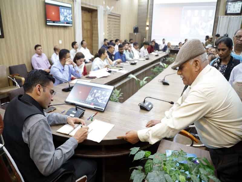 जिलाधिकारी सविन बंसल की अध्यक्षता में आज कलेक्ट्रेट स्थित ऋषिपर्णा सभागार में जनता दर्शन कार्यक्रम का आयोजन