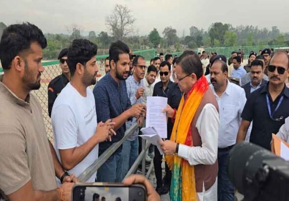 मुख्यमंत्री धामी ने खटीमा भ्रमण के दौरान जनसमस्याएं सुनी तथा समस्याओं का समाधान करने के अधिकारियों को दिए निर्देश