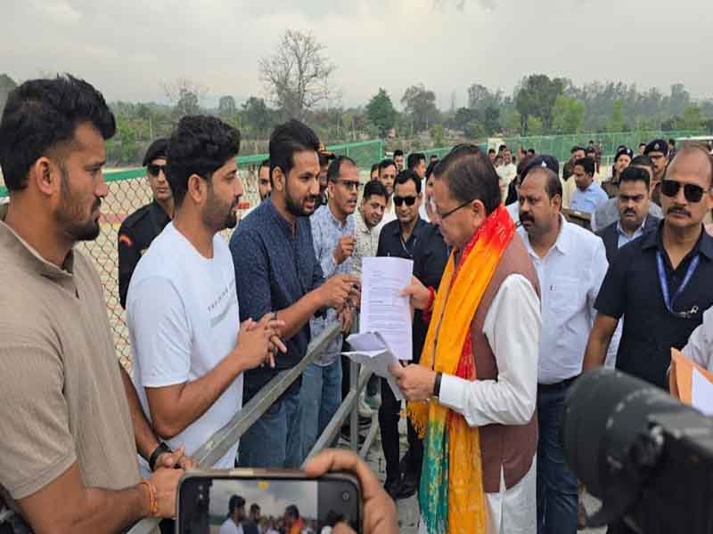 मुख्यमंत्री धामी ने खटीमा भ्रमण के दौरान जनसमस्याएं सुनी तथा समस्याओं का समाधान करने के अधिकारियों को दिए निर्देश