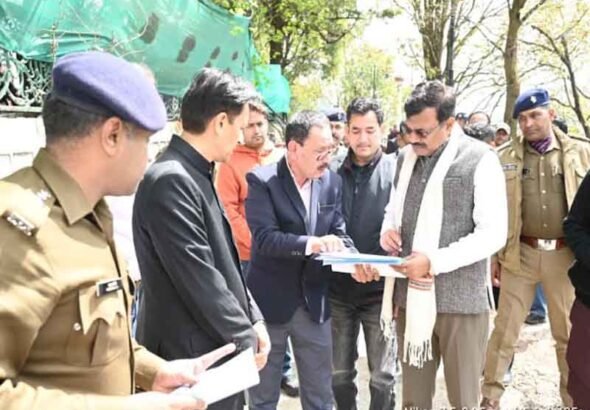 भवाली-रातिघाट बाईपास, श्री कैंचीधाम मंदिर में निर्माण कार्यों का स्थलीय निरीक्षण किया मुख्य सचिव ने