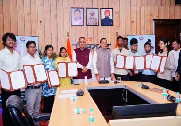 कृषि एवं कृषक कल्याण विभाग के अंतर्गत मानचित्रक के पद पर चयनित 12 अभ्यर्थियों को नियुक्ति पत्र प्रदान किए मुख्यमंत्री पुष्कर सिंह धामी ने