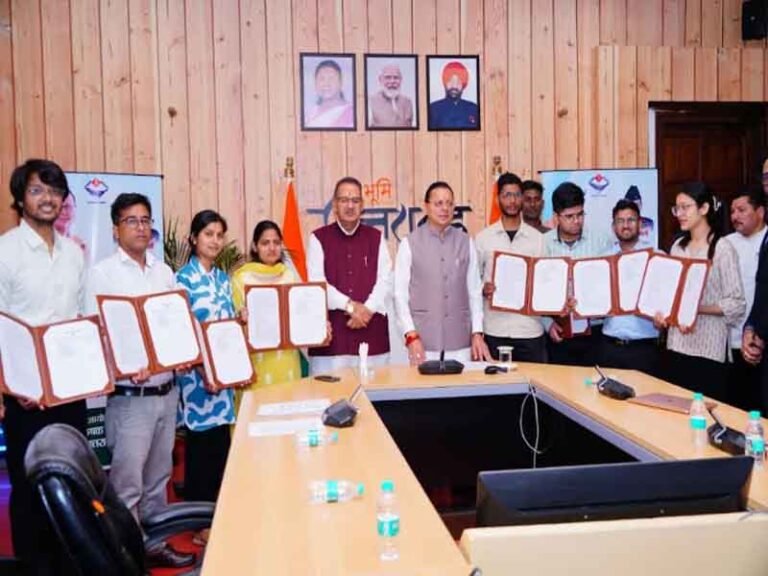 कृषि एवं कृषक कल्याण विभाग के अंतर्गत मानचित्रक के पद पर चयनित 12 अभ्यर्थियों को नियुक्ति पत्र प्रदान किए मुख्यमंत्री पुष्कर सिंह धामी ने