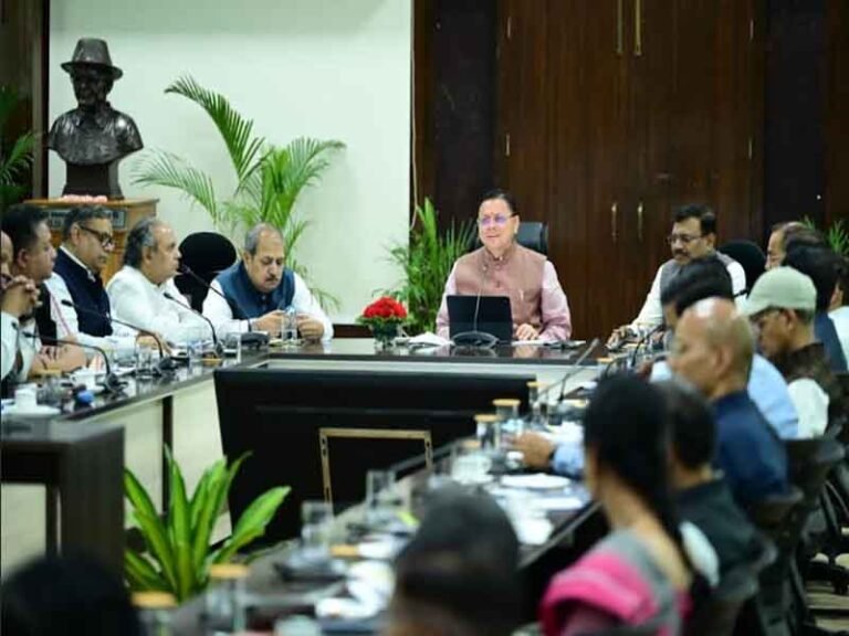 सीएम हेल्पलाइन 1905 पर लंबित शिकायतों के त्वरित निस्तारण के लिए विशेष अभियान चलाया जाए – मुख्यमंत्री