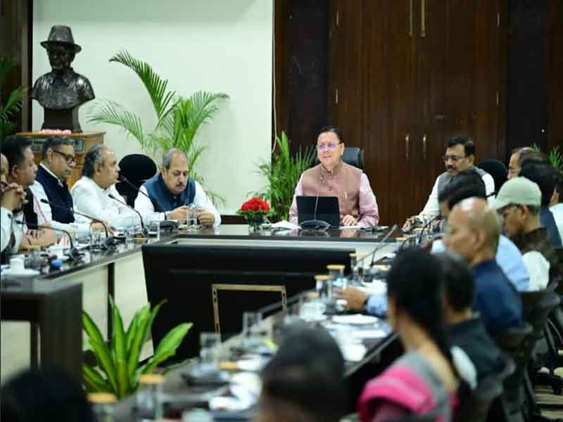 सीएम हेल्पलाइन 1905 पर लंबित शिकायतों के त्वरित निस्तारण के लिए विशेष अभियान चलाया जाए – मुख्यमंत्री