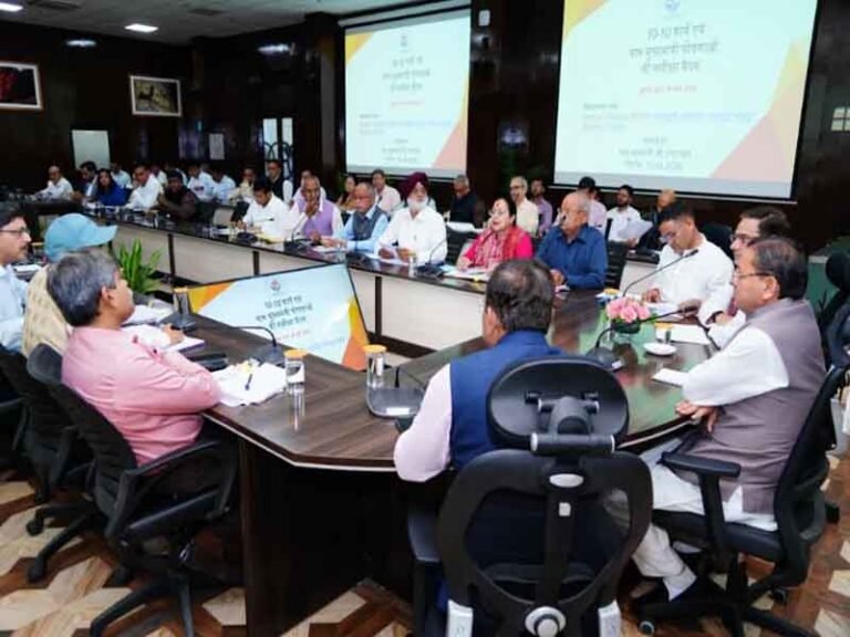 सचिवालय में नैनीताल एवं ऊधमसिंहनगर जनपद की विभिन्न विधानसभाओं से संबंधित मुख्यमंत्री घोषणाओं की समीक्षा की मुख्यमंत्री धामी ने