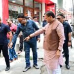 जन शिकायत की पड़ताल करने मौके पर पहुंचे सीएम, वीडियो कॉल के जरिए अधिकारियों को दिखाई स्थिति