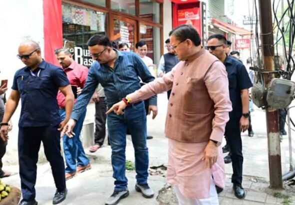 जन शिकायत की पड़ताल करने मौके पर पहुंचे सीएम, वीडियो कॉल के जरिए अधिकारियों को दिखाई स्थिति