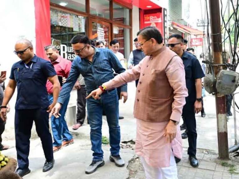 जन शिकायत की पड़ताल करने मौके पर पहुंचे सीएम, वीडियो कॉल के जरिए अधिकारियों को दिखाई स्थिति