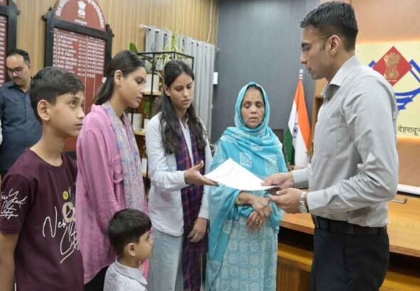 DM सविन बंसल ने 3 अविवाहित बेटियों की असहाय विधवा माता क्षमा का करवाया बैंक ऋण माफ, बैंक से दिलाई नो ड्यूज एनओसी