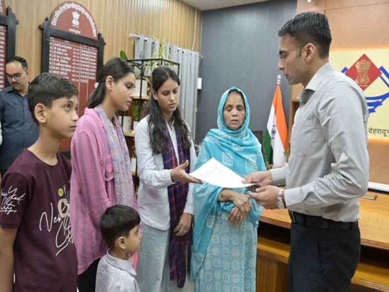 DM सविन बंसल ने 3 अविवाहित बेटियों की असहाय विधवा माता क्षमा का करवाया बैंक ऋण माफ, बैंक से दिलाई नो ड्यूज एनओसी