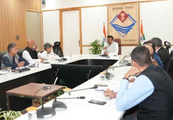 मुख्य सचिव आनंद बर्द्धन की अध्यक्षता में जिलाधिकारियों के साथ बैठक आयोजित