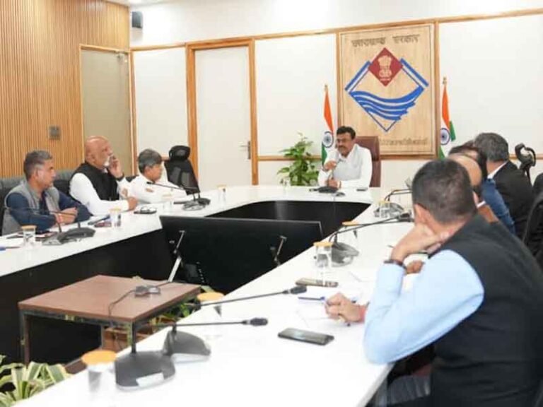 मुख्य सचिव आनंद बर्द्धन की अध्यक्षता में जिलाधिकारियों के साथ बैठक आयोजित