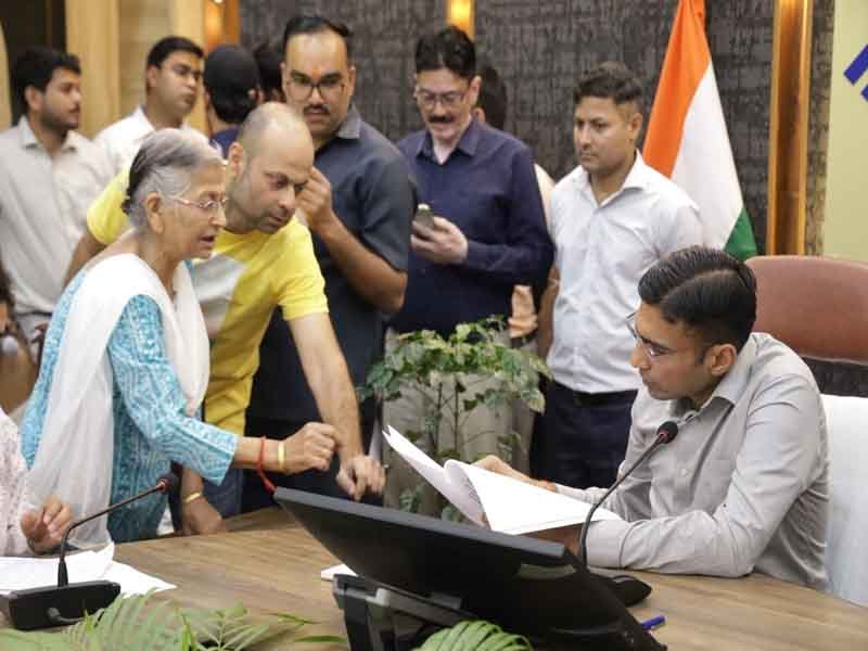 DM सविन बसंल की अध्यक्षता में जनता दर्शन कार्यक्रम का आयोजन, प्राप्त शिकायतों का समयबद्ध निस्तारण करने के निर्देश